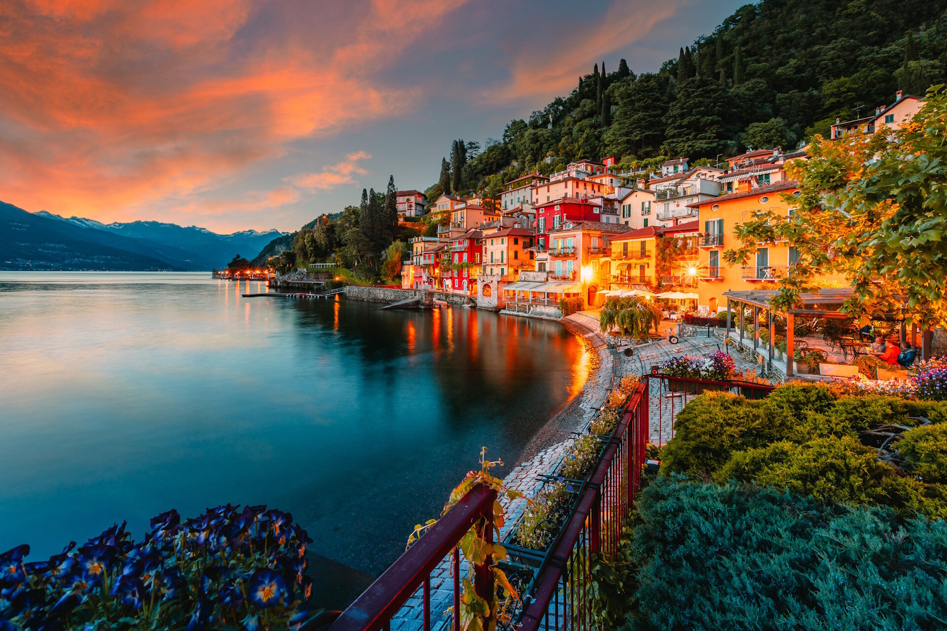 Village Of Varenna On Lake Como At Sunset With Illuminated Houses Viaggiare Bene